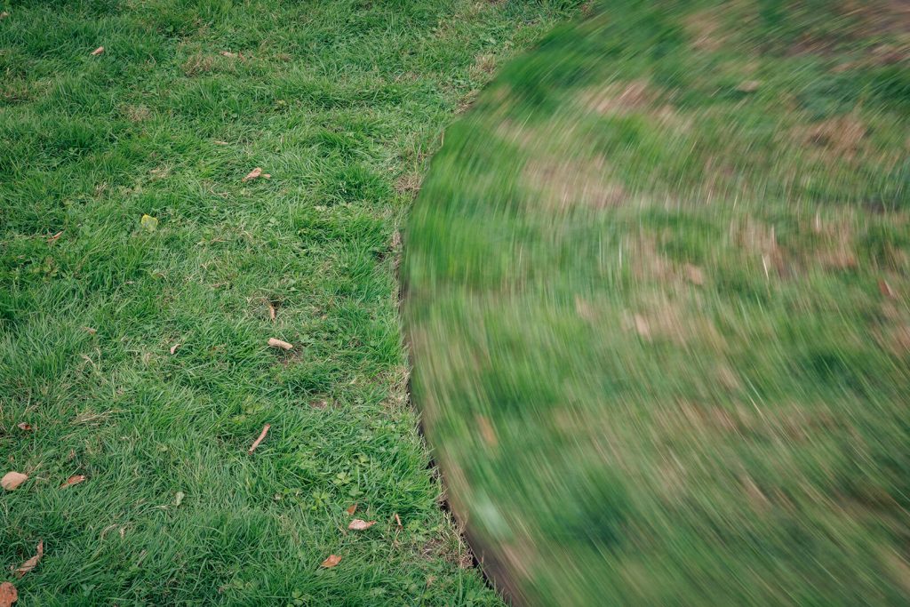 Nurmikkoa, johon on leikattu pyöreä, pyörivä muoto.