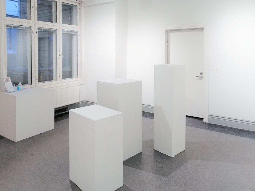 ARTtila kuvattuna ikkunaa kohti.