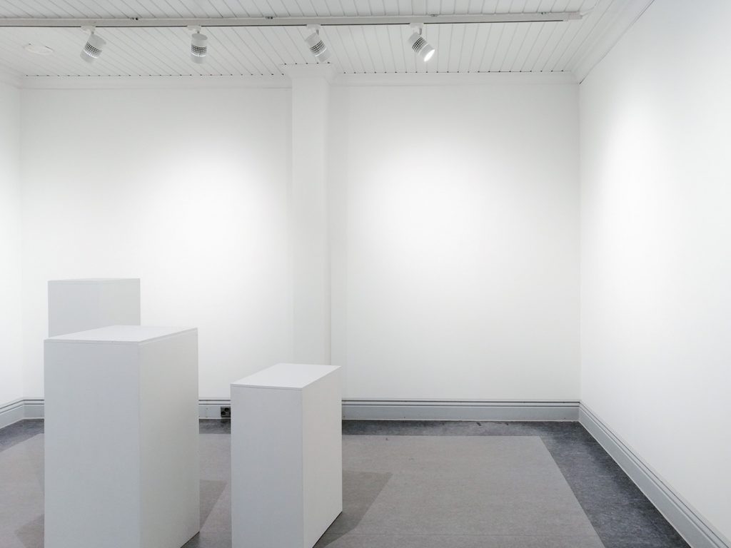 ARTtila kuvattuna ikkunan suunnasta.