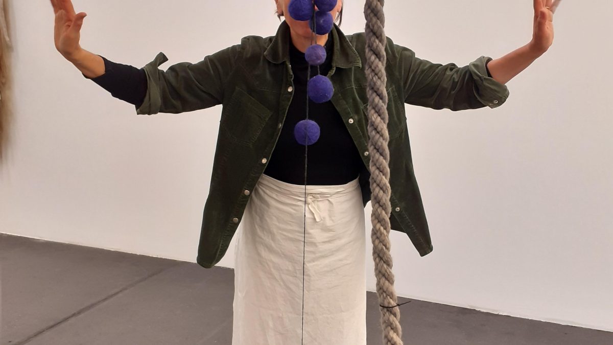 Ilona Kivijärvi ripustamassa museolla, Korundissa 2020 Kuvan otti Anniina Koivurova