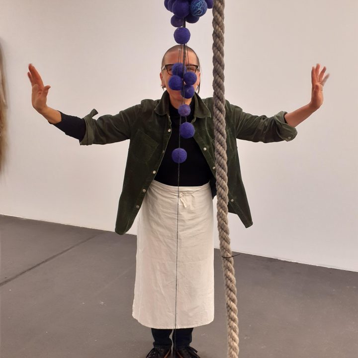 Ilona Kivijärvi ripustamassa museolla, Korundissa 2020 Kuvan otti Anniina Koivurova